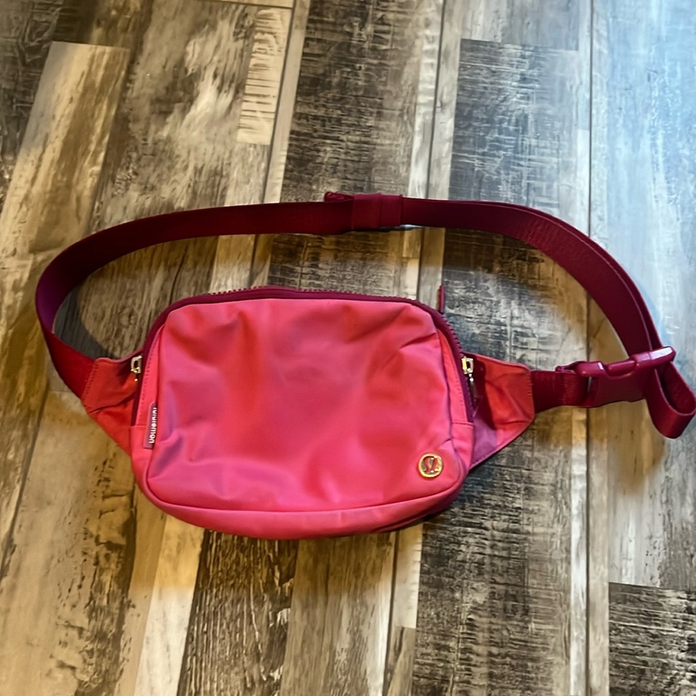 lululemon belt bag size 2L